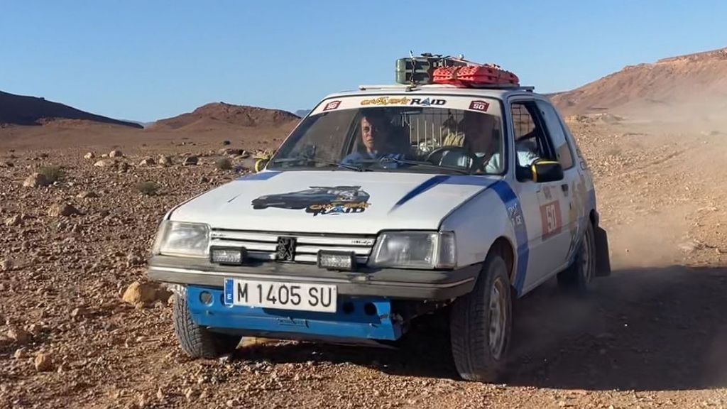 Javier y Maite, en acción con su Peugeot 205 en el desierto