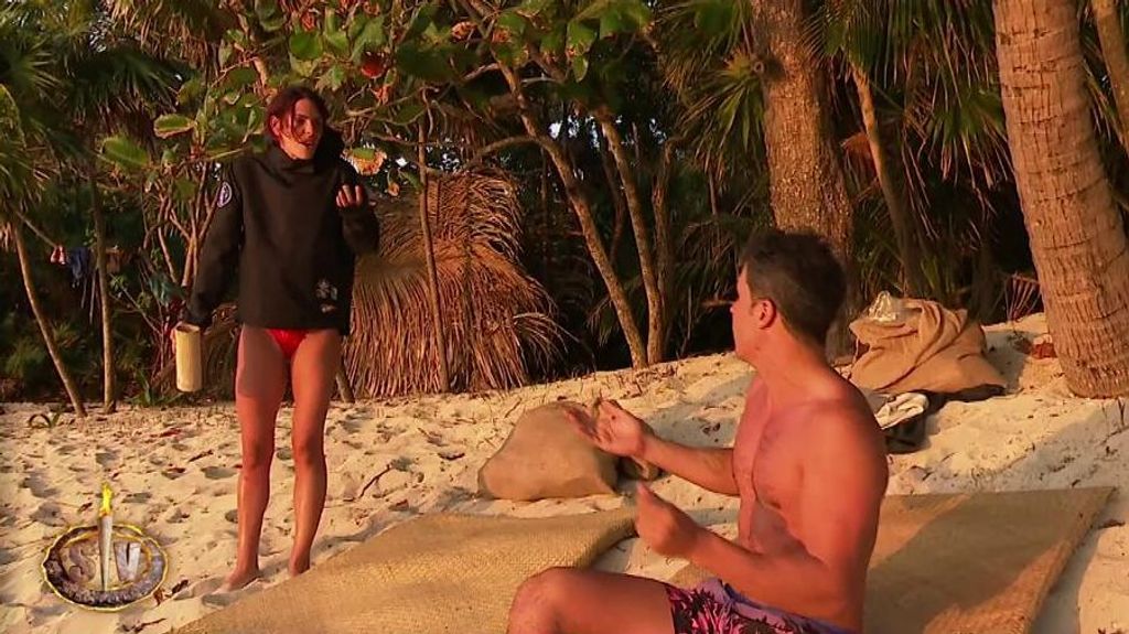 Kiko Jiménez y Laura Matamoros discuten tras el robo en Playa Olimpo ¡y ella acaba haciéndole una peineta!