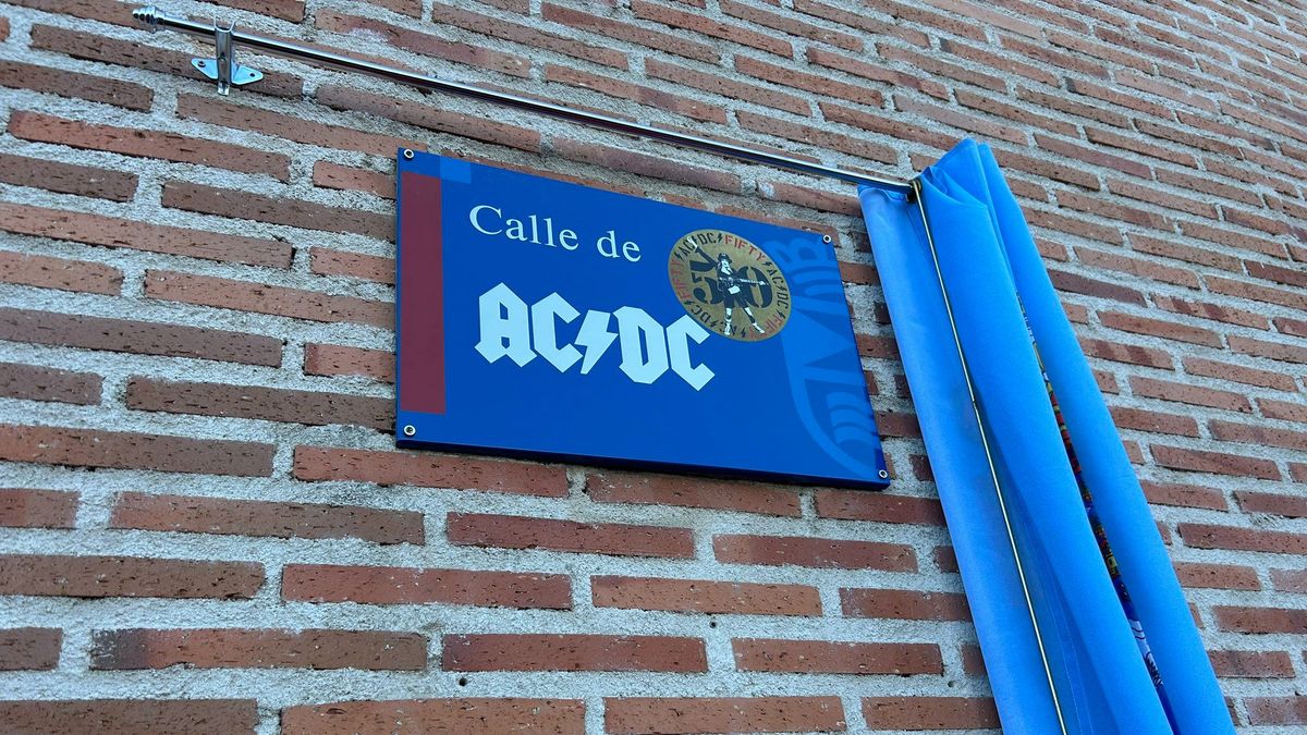 Leganés descubre la nueva placa de la primera calle del mundo AC/DC, con integrantes de la banda