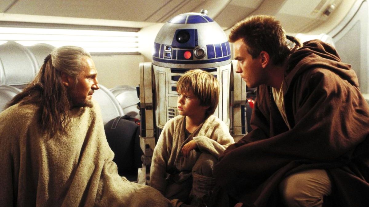 Liam Neeson, Jake Lloyd, R2 e Ewan McGregor en 'La amenaza fantasma' (1999)