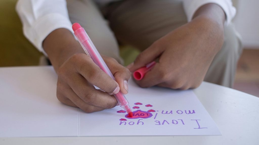 Los niños hacen dibujos y manualidades para sus madres. FUENTE: Pexels