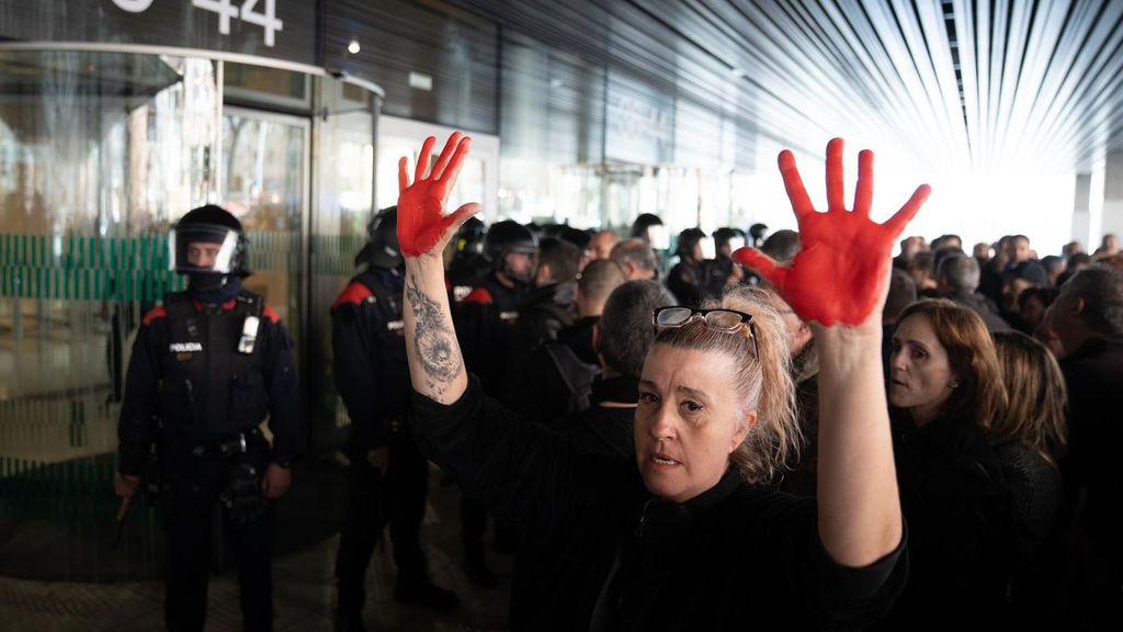 Manifestantes durante una concentración por la muerte de una trabajadora de la cárcel de Mas d'Enric en Tarragona