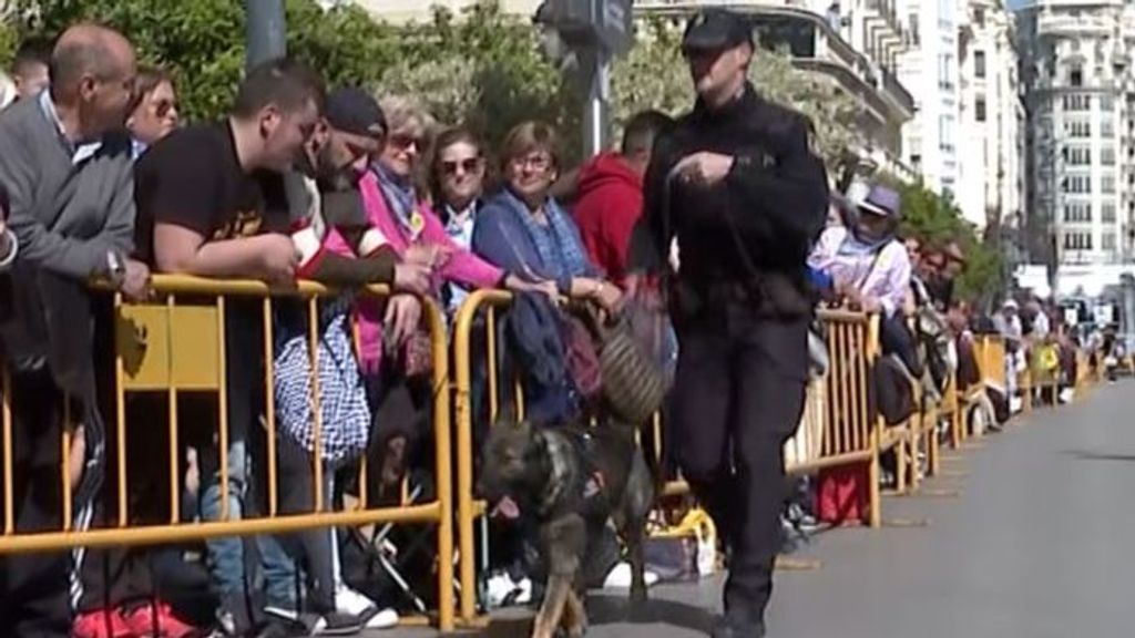 Perro de la Unidad Canina rastrea la plaza del Ayuntamiento