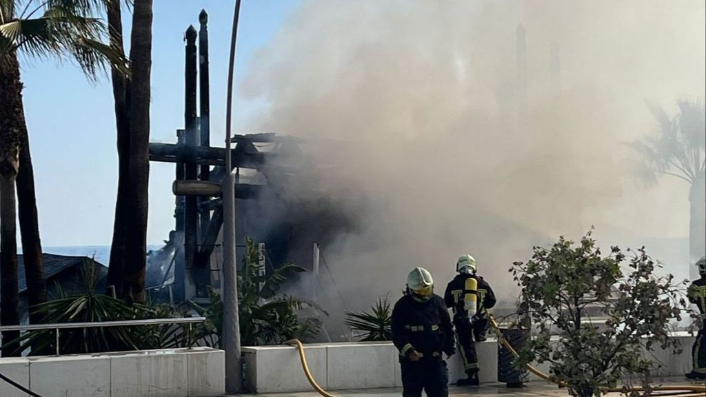 Un incendio calcina un chiringuito de playa en Estepona en plena polémica por las autorizaciones de la Junta