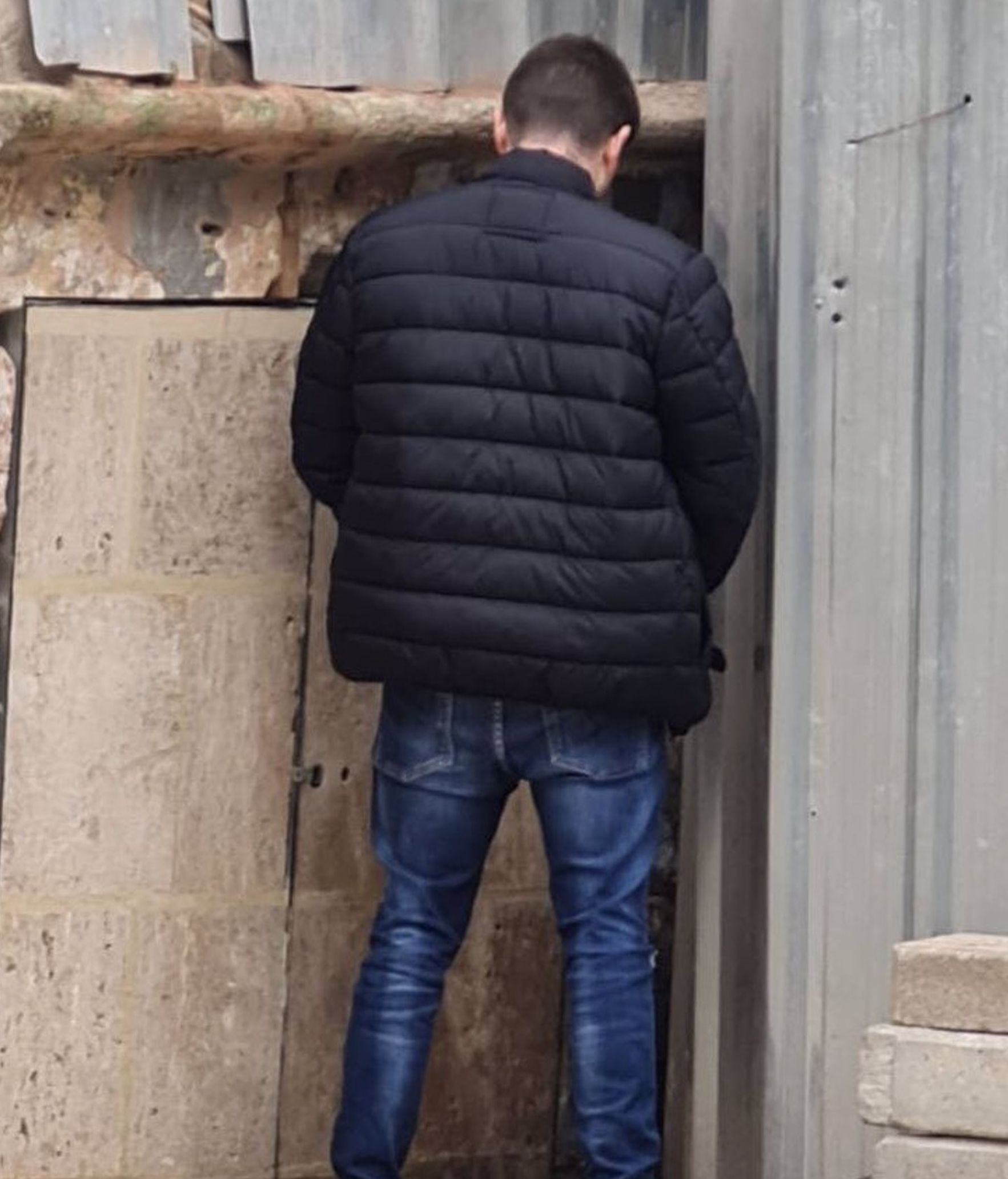 Un joven orina en la Lonja de Valencia
