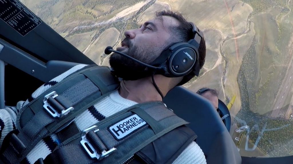 Viaje en un avión de acrobacias: Álvaro Berro sube al vuelo del campeón Cástor Fantoba