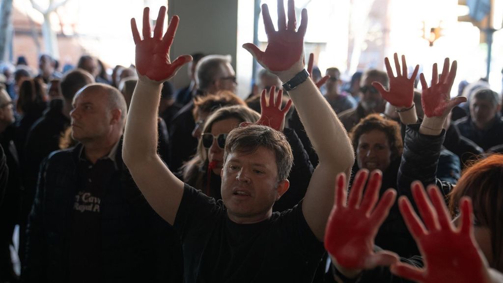 anifestantes durante una concentración convocada por sindicatos por la muerte de una trabajadora de la cárcel de Mas d'Enric