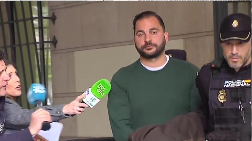 Antonio Tejado sale de la Audiencia de Sevilla esposado y escoltado por la policía: ‘’Se ha declarado inocente del robo’’
