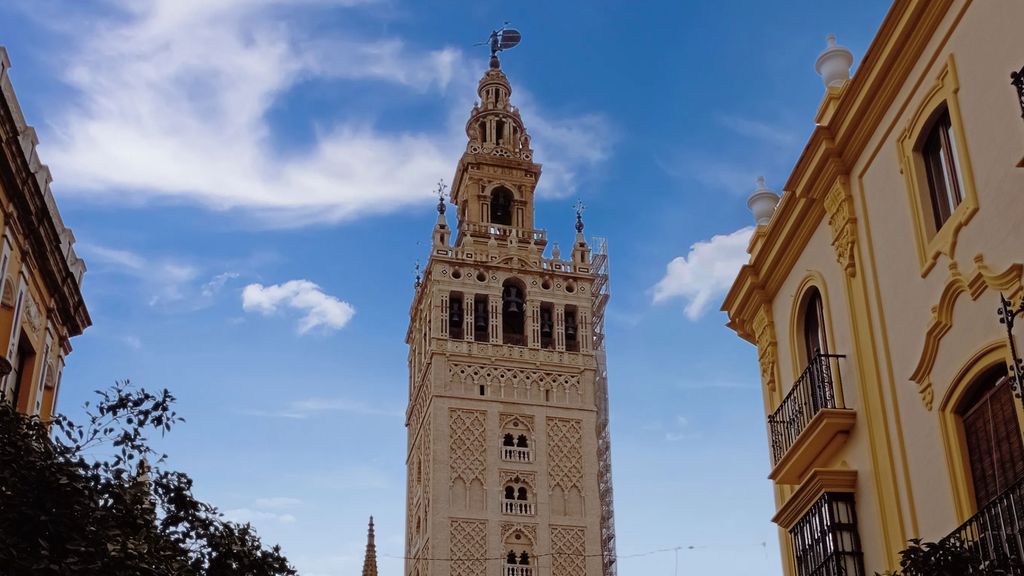 Giralda de Sevilla vista desde la calle Mateos Gago