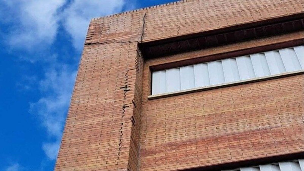 Grietas en el edificio principal del IES Néstor Almendros de Tomares, Sevilla