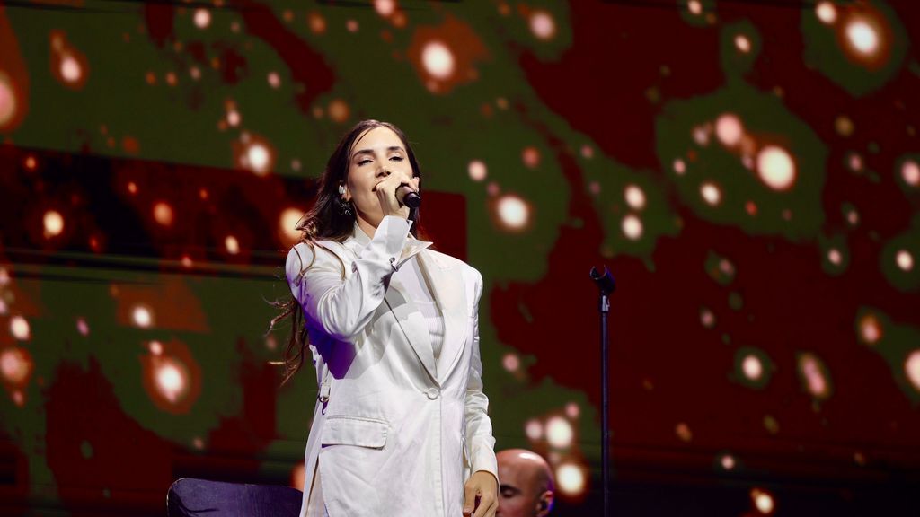 India Martínez canta 'Si ella supiera' en los Premios Dial