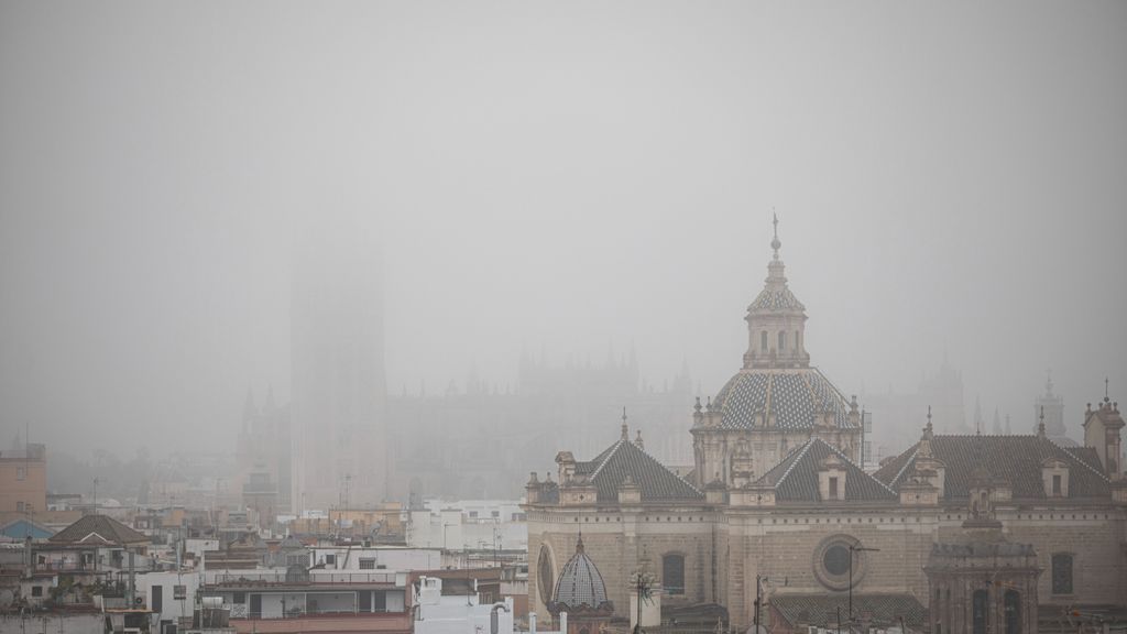 La Giralda y la Catedral de Sevilla, ocultos tras una espesa niebla