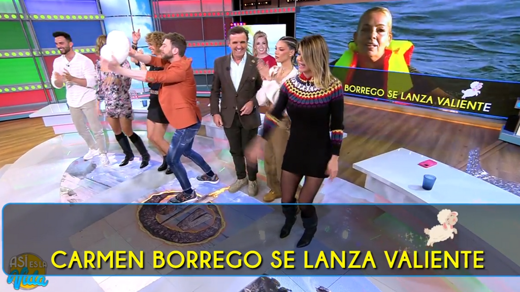 Los colaboradores bailan la canción de Carmen Borrego