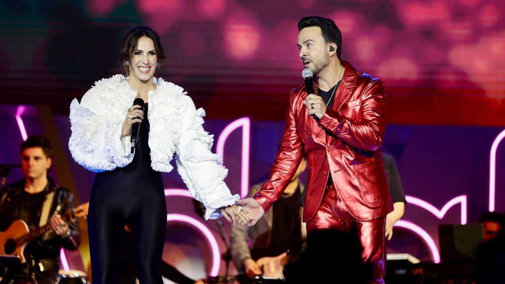 Malú y Luis Fonsi cantan 'Ahora tú' en los Premios Dial
