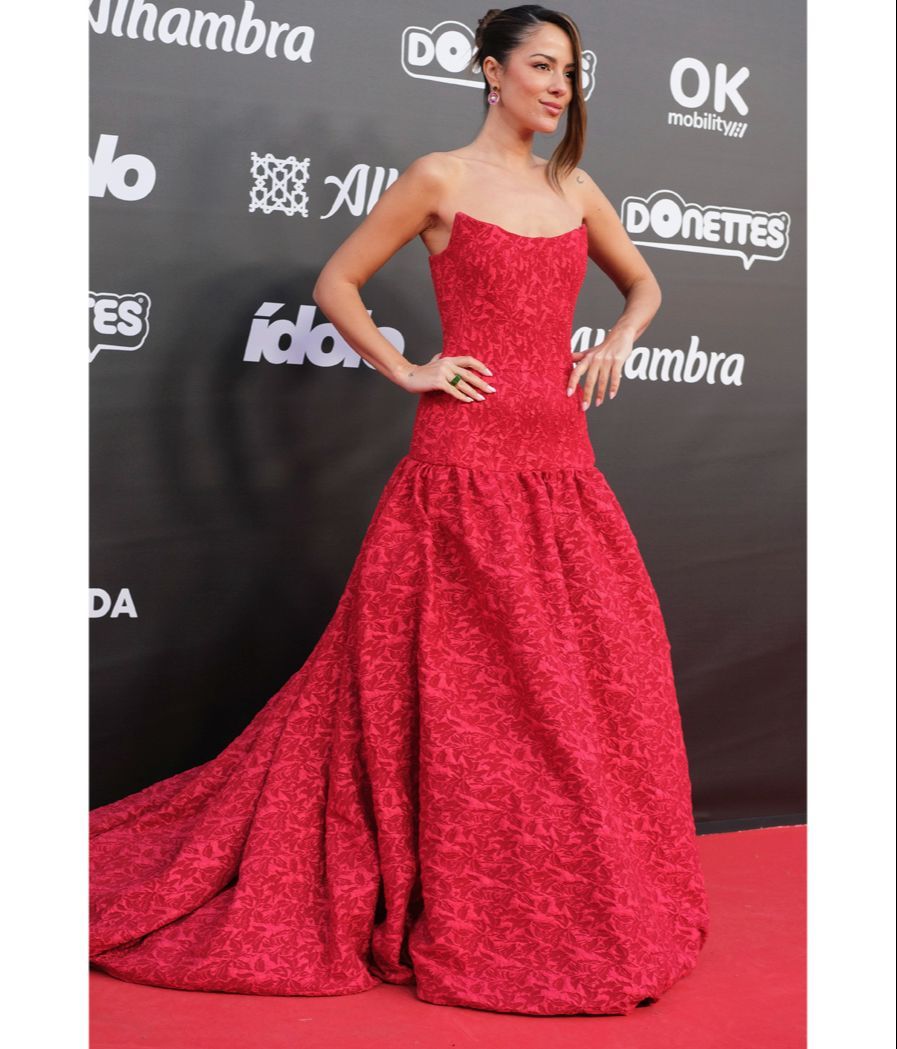 Melyssa Pinto fue de las pocas que arriesgó en color con un vestido rojo de cola palabra de honor