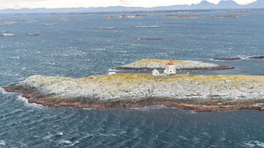 Ponen a la venta un islote con faro histórico y muelle por 44.000 euros