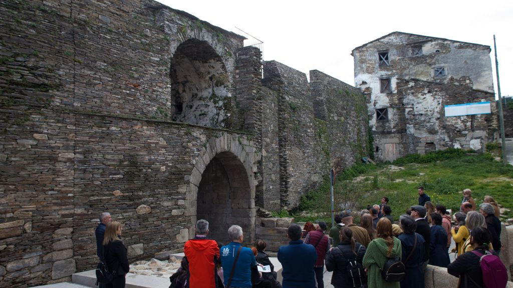 Turistas visitan los diversos tramos de la Muralla Romana de Lugo.