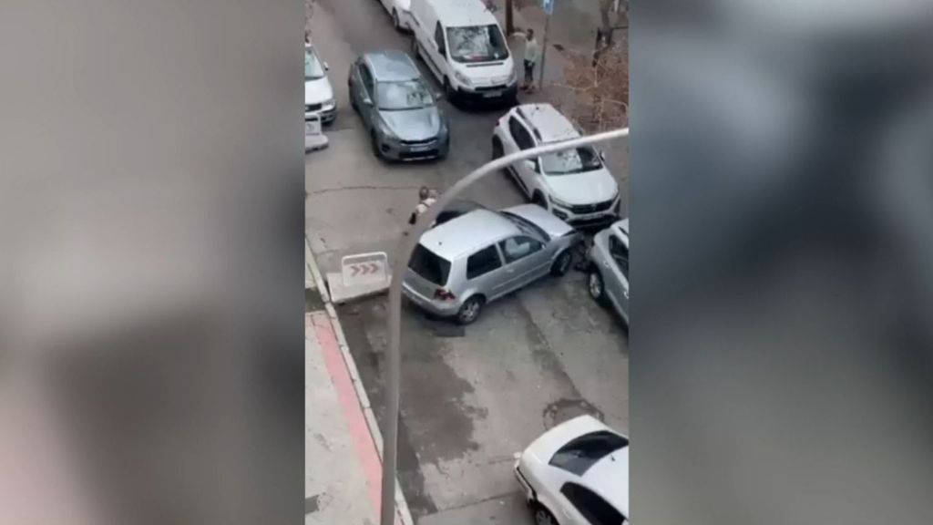 Un conductor a la fuga arrasa con todo y destroza su coche tras provocar previamente un accidente en Carabanchel, Madrid