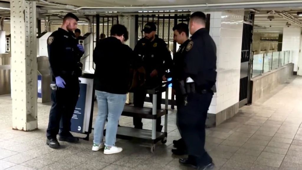 Despliegue de policías y militares en el metro de Nueva York