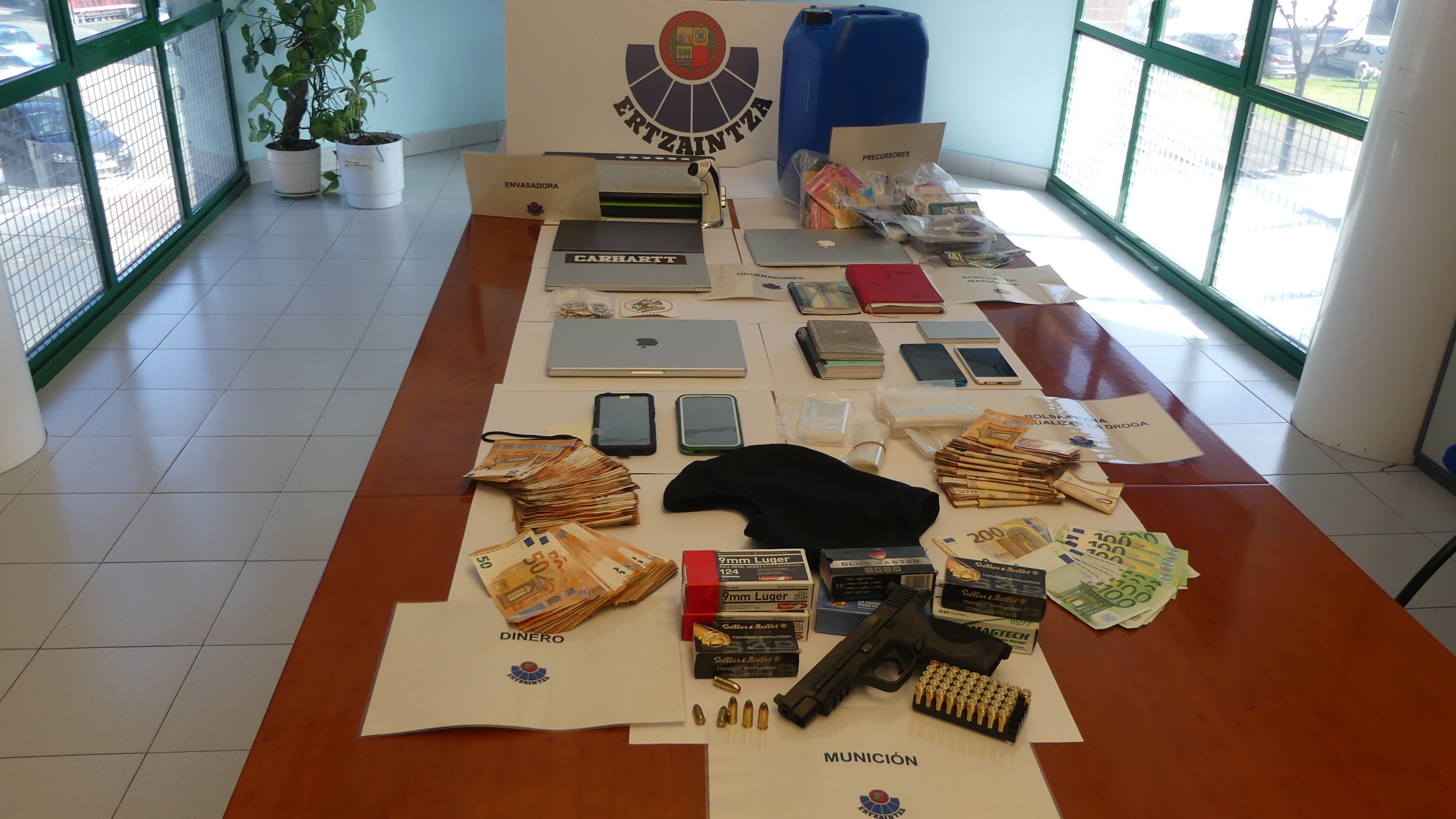 Dinero en efectivo, material informático y una pistola