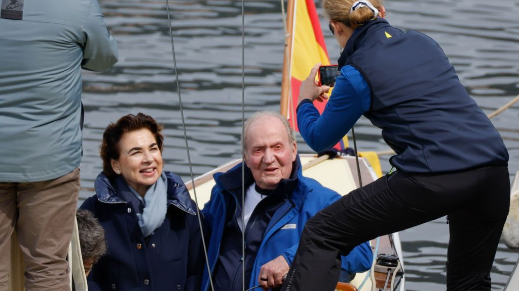 El Rey Juan Carlos navega en aguas de Sanxenxo, donde mañana participará en una regata
