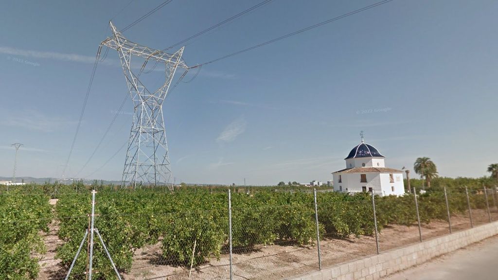 Torre eléctrica cerca de la ermita de San Bernat en Carlet, Valencia