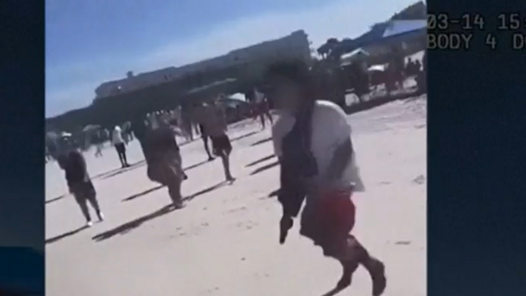 Un joven de 16 años, detenido tras apuntar con un arma a una multitud en una playa de Florida