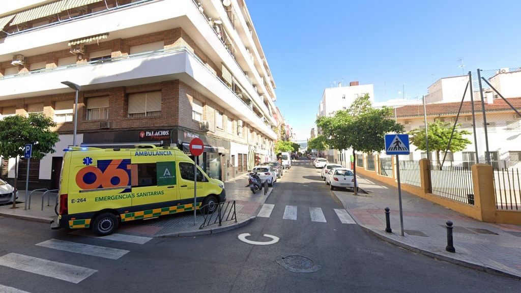 Ambulancia del 061 en la calle Infanta Doña María de Córdoba