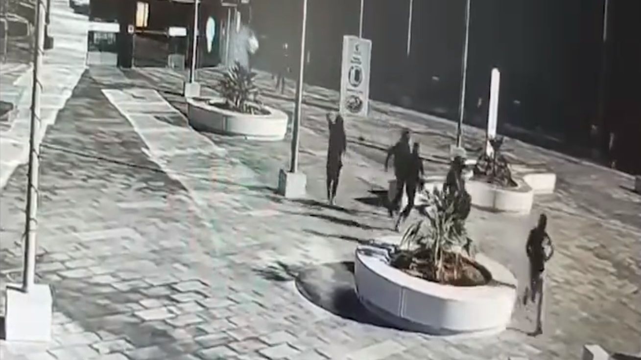 Atracadores huyendo tras robar en una joyería en Castellón