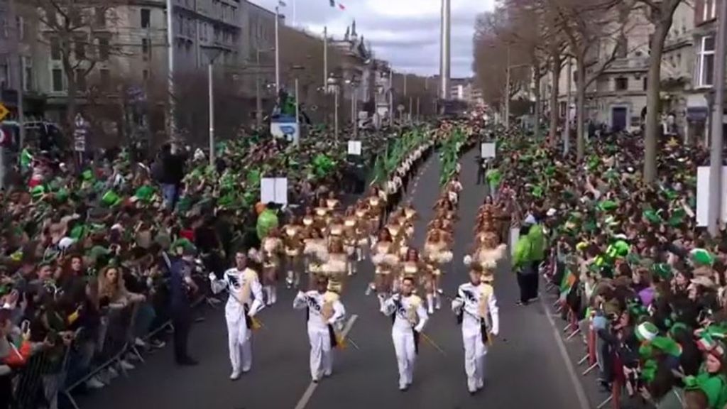 Emoción y tradición en las calles de Dublín por el macrodesfile de San Patricio