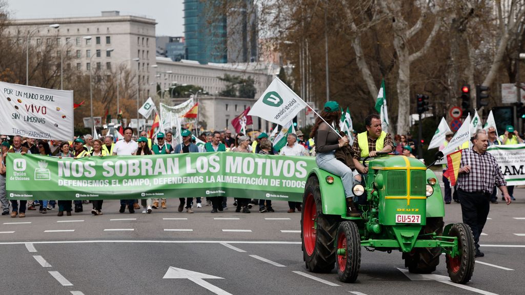 Más de 2.000 agricultores y 200 tractores protestan en Madrid