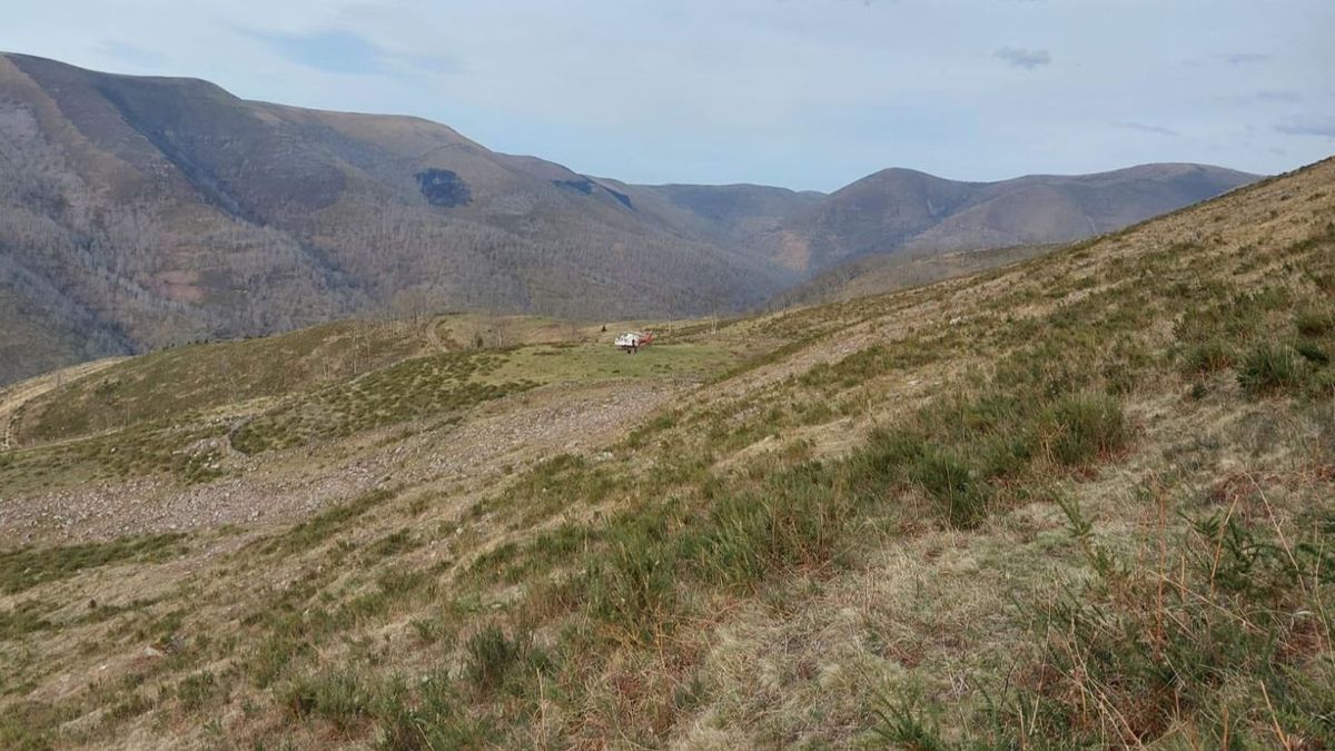 Muere un bombero cuando trabajaba en la extinción de un incendio en un monte de Cantabria