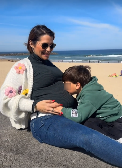 Naelé Tablada junto a su hijo Oliver y su hija en camino