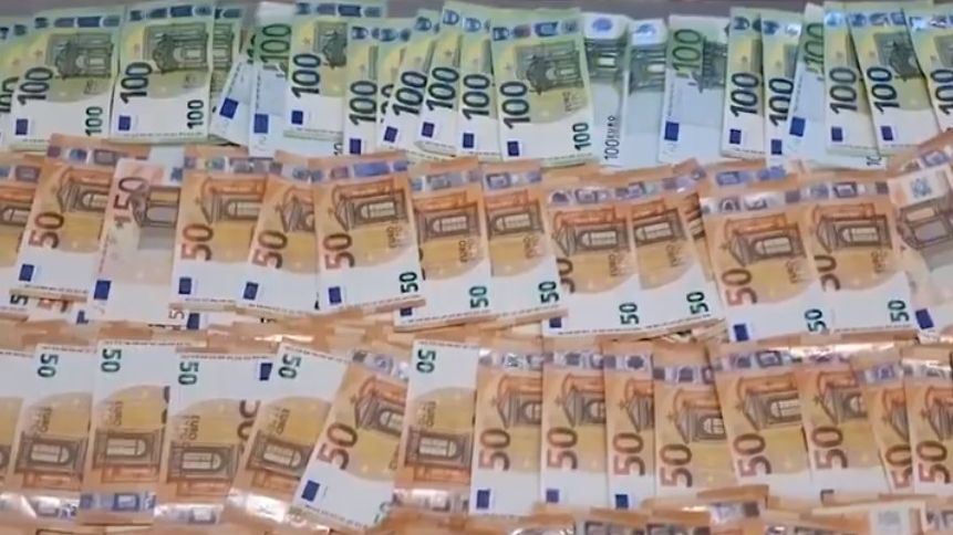 Numerosos billetes de 50 y 100 euros