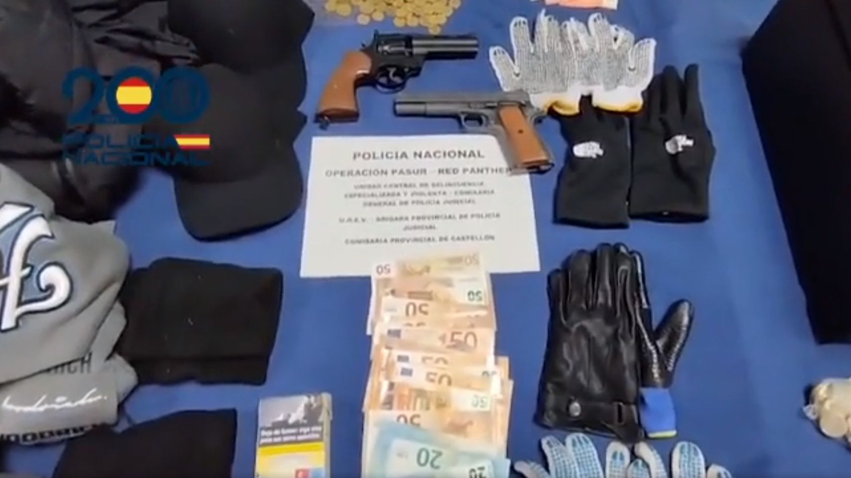 Pistolas y prendas para atracar