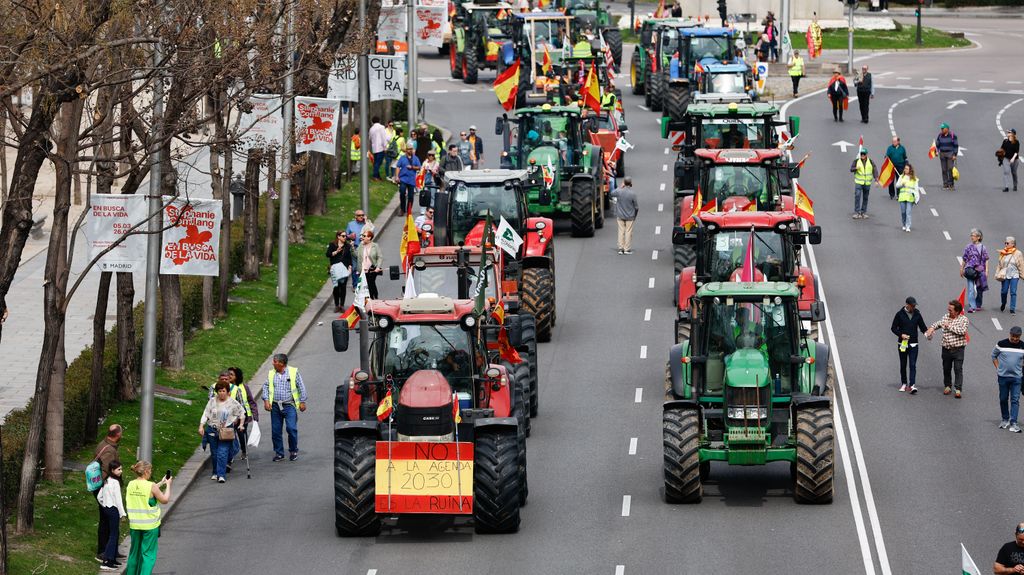 Un total de 78 tractores marchan en Madrid hacia el Ministerio de Agricultura, Pesca y Alimentación