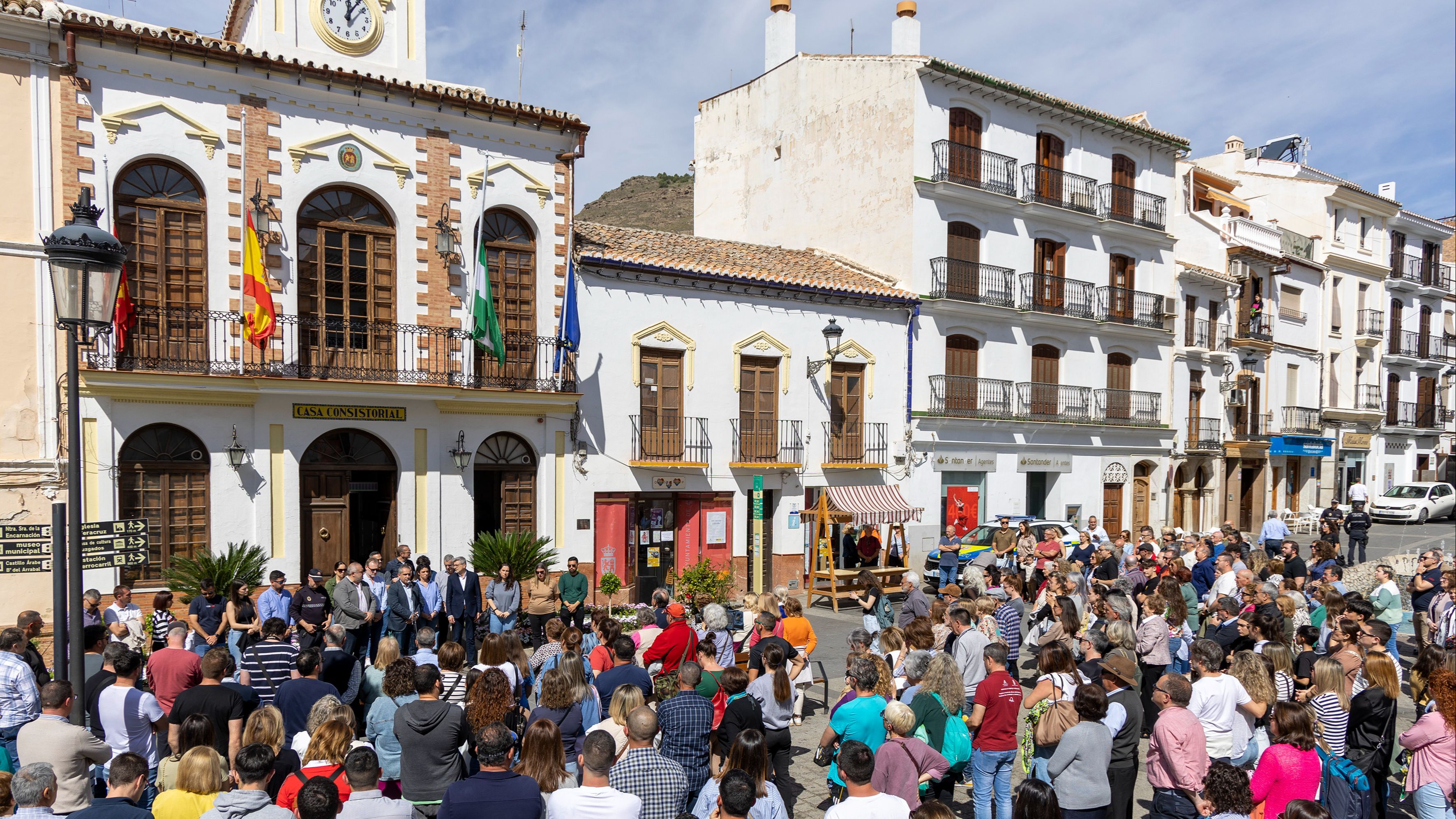 Vista del minuto de silencio este domingo decretado en el municipio de Álora, por el asesinato la pasada madrugada de una mujer en el pueblo vecino de Pizarra
