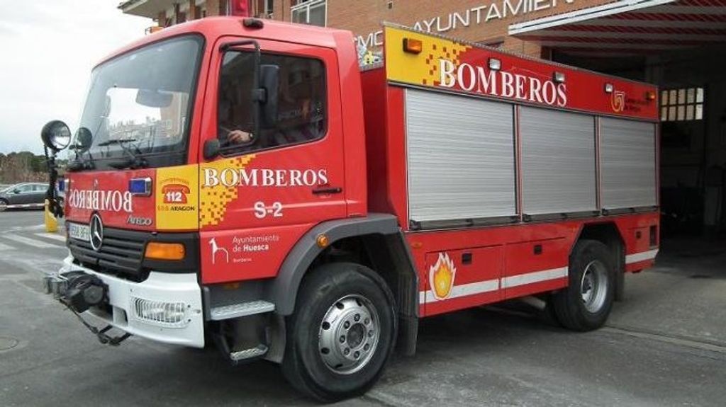 Bomberos del Ayuntamiento de Huesca han extinguido el incendio declarado en una casa móvil en el camping de El Temple, Huesca