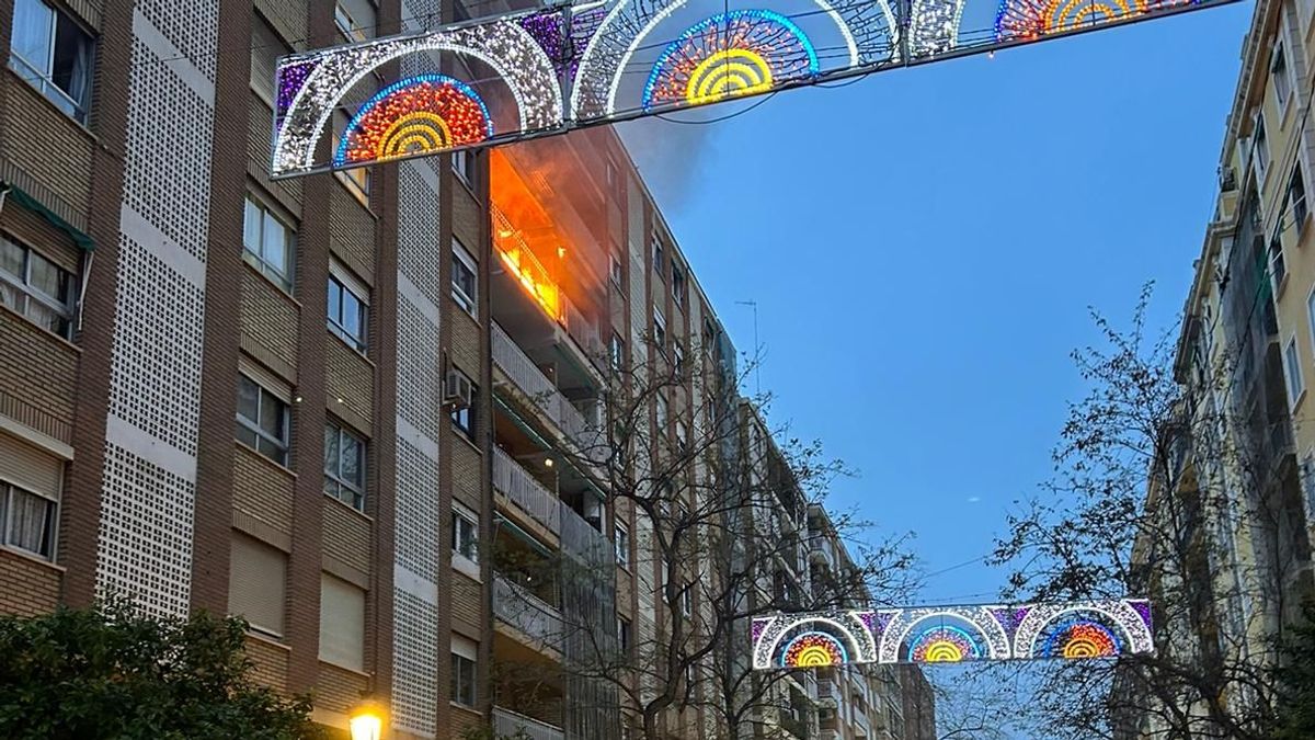 El lanzamiento de un petardo provoca un incendio en un balcón de Valencia