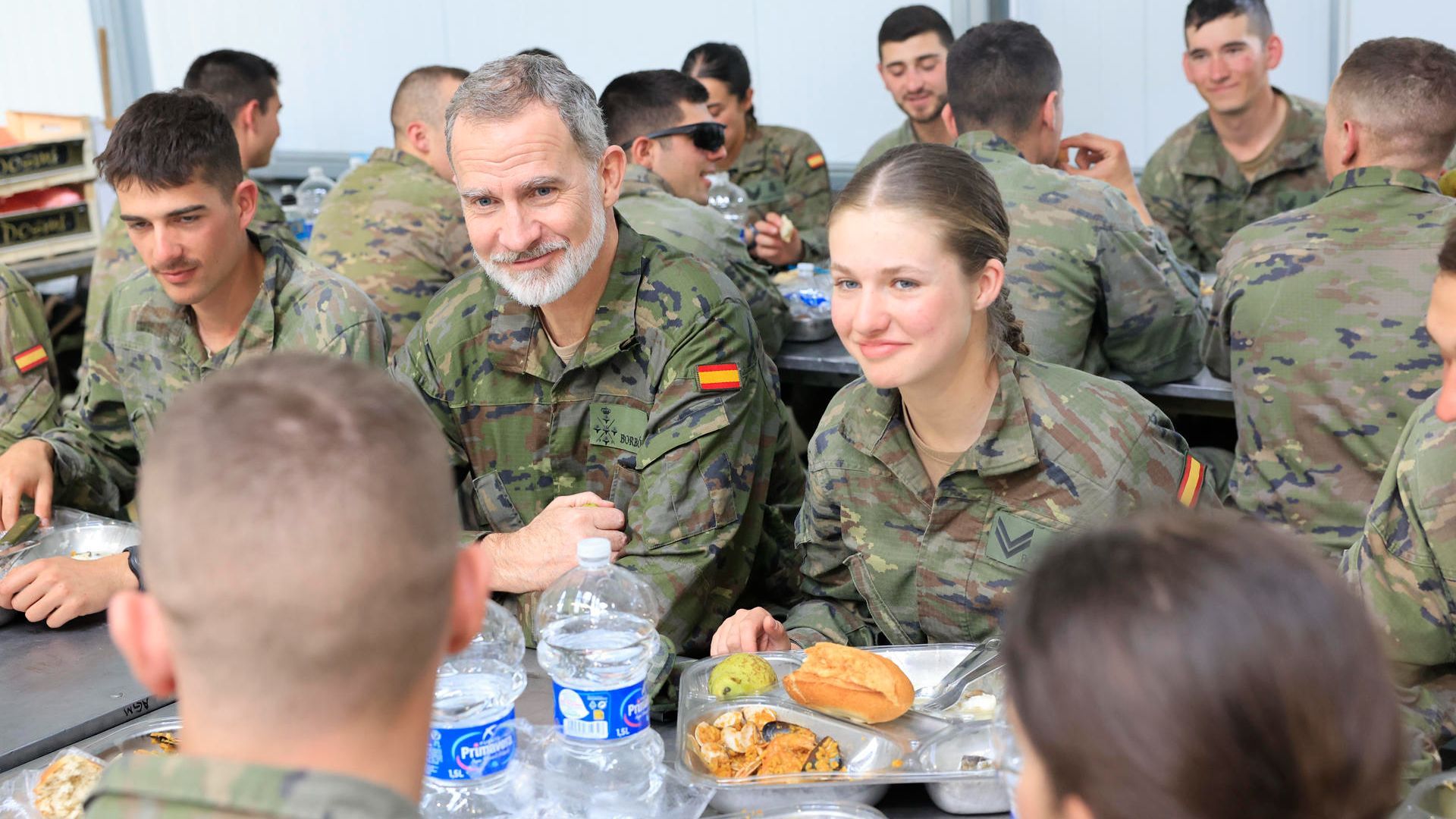 El rey Felipe VI, comiendo con la princesa Leonor y sus compañeros durante su visita a la Academia General Militar de Zaragoza