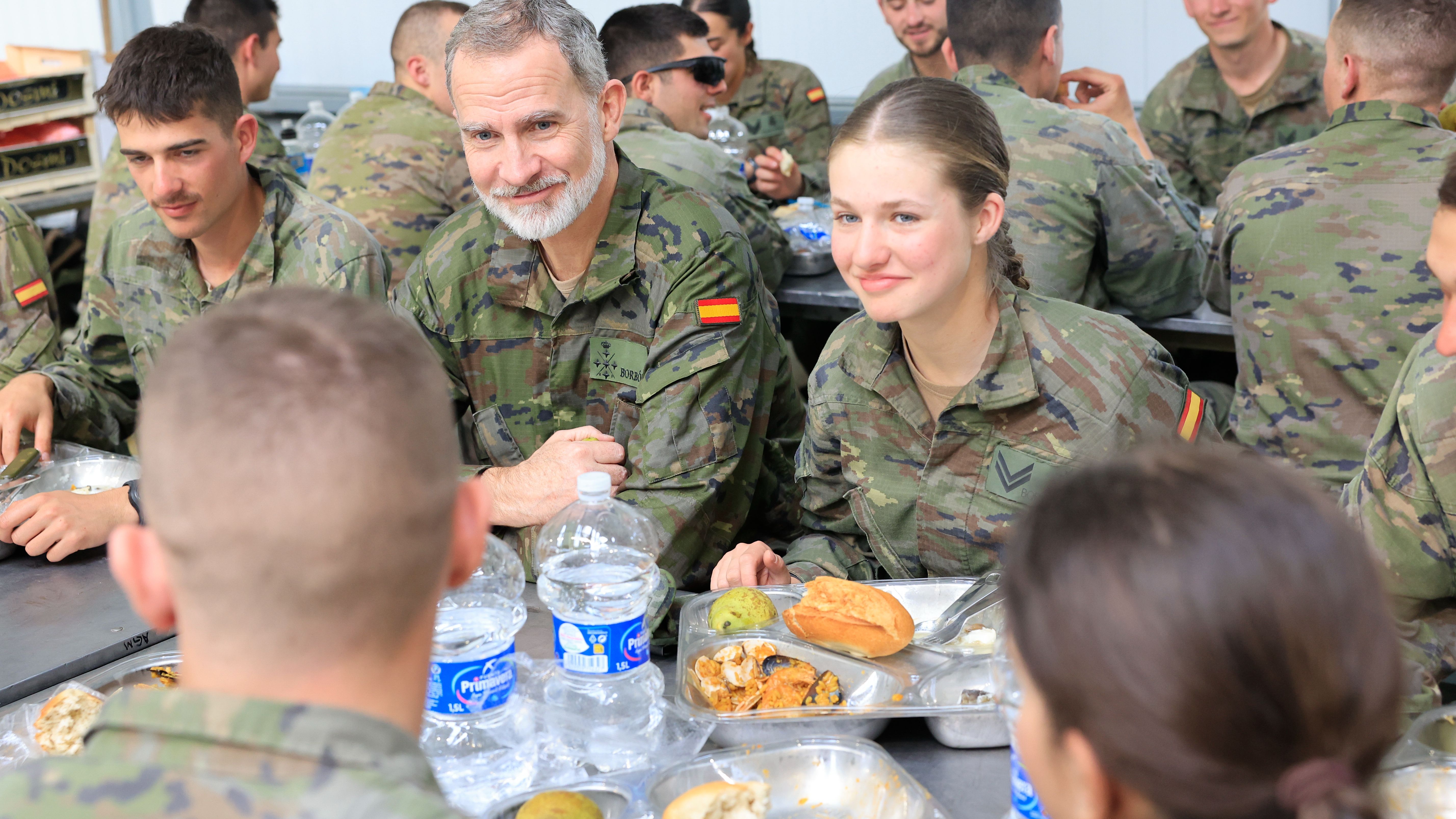 El rey Felipe VI ha conocido de cerca a los compañeros de la princesa Leonor