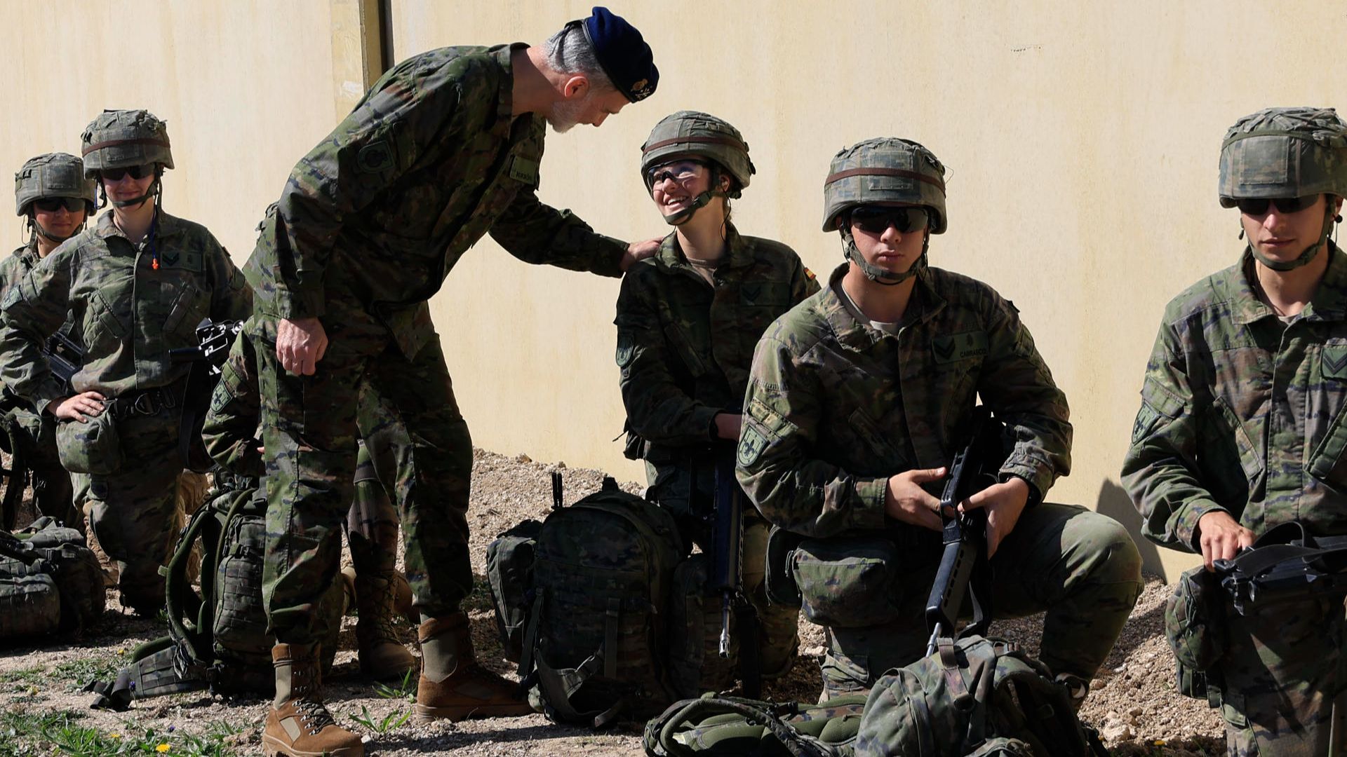 El rey Felipe VI visita a los alumnos de la Academia General Militar durante las maniobras en el Centro Nacional de Adiestramiento de San Gregorio
