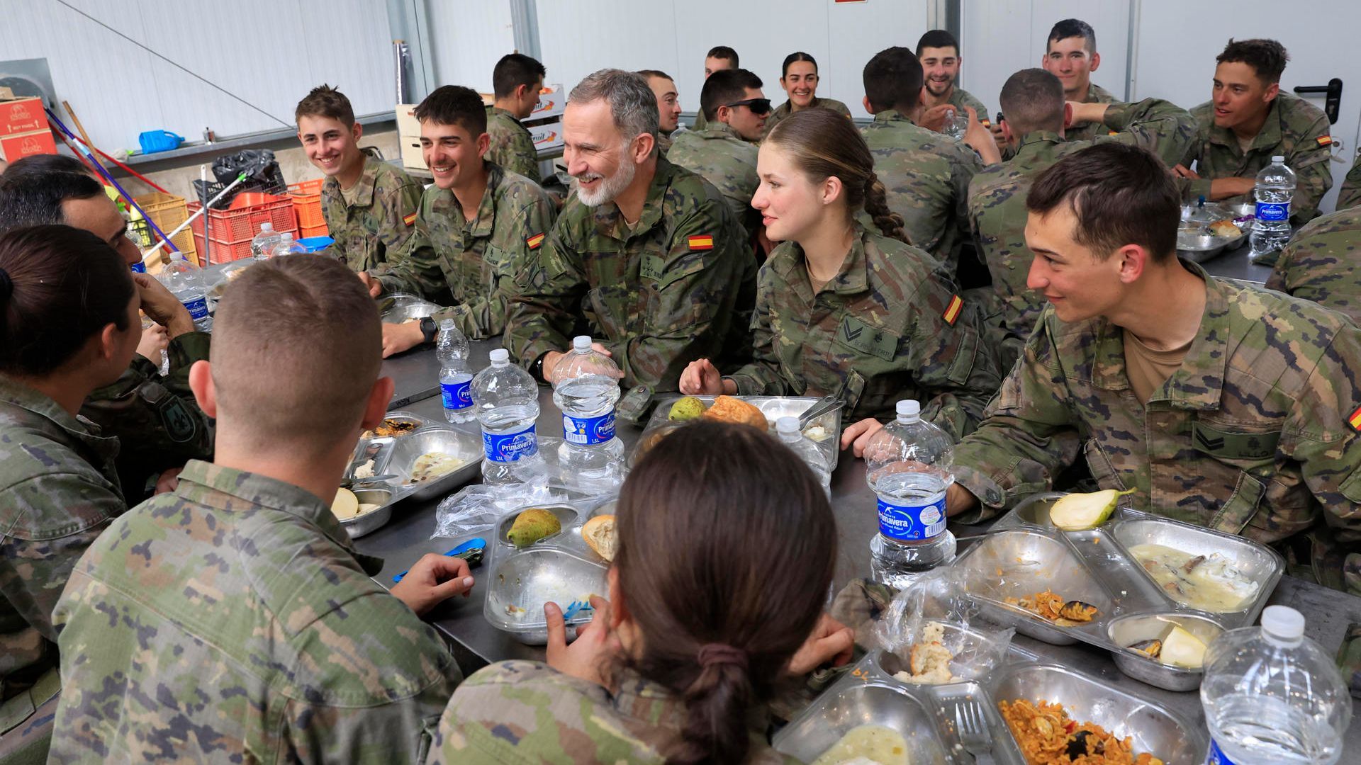 El rey Felipe VI visita a los alumnos de la Academia General Militar durante las maniobras en el Centro Nacional de Adiestramiento de San Gregorio