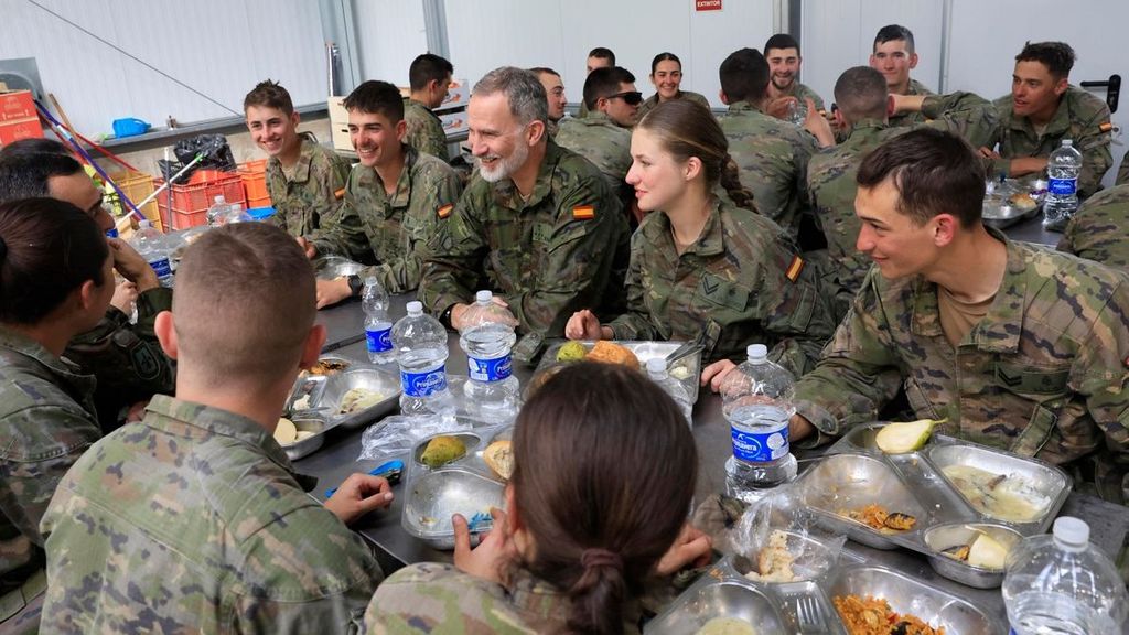 Felipe y Leonor han comido junto al resto de compañeros cadetes de la heredera