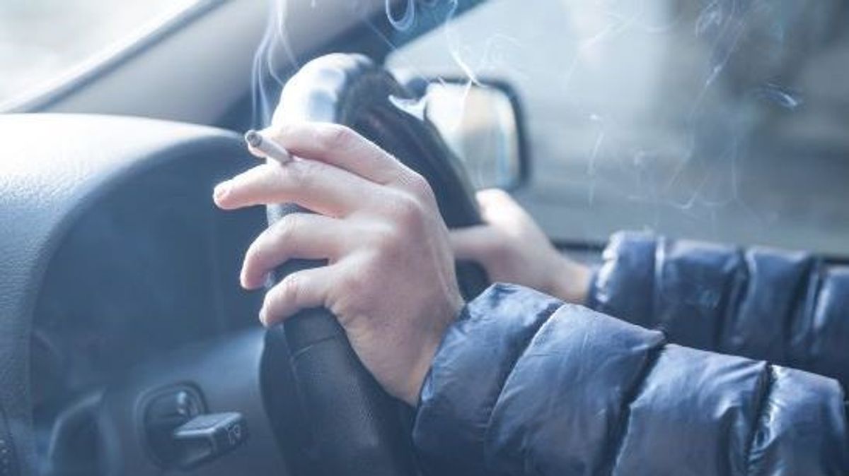 Fumar en el coche provoca que se acumulan hasta 50 partículas cancerígenas en asientos, salpicaderos y botones, durante meses
