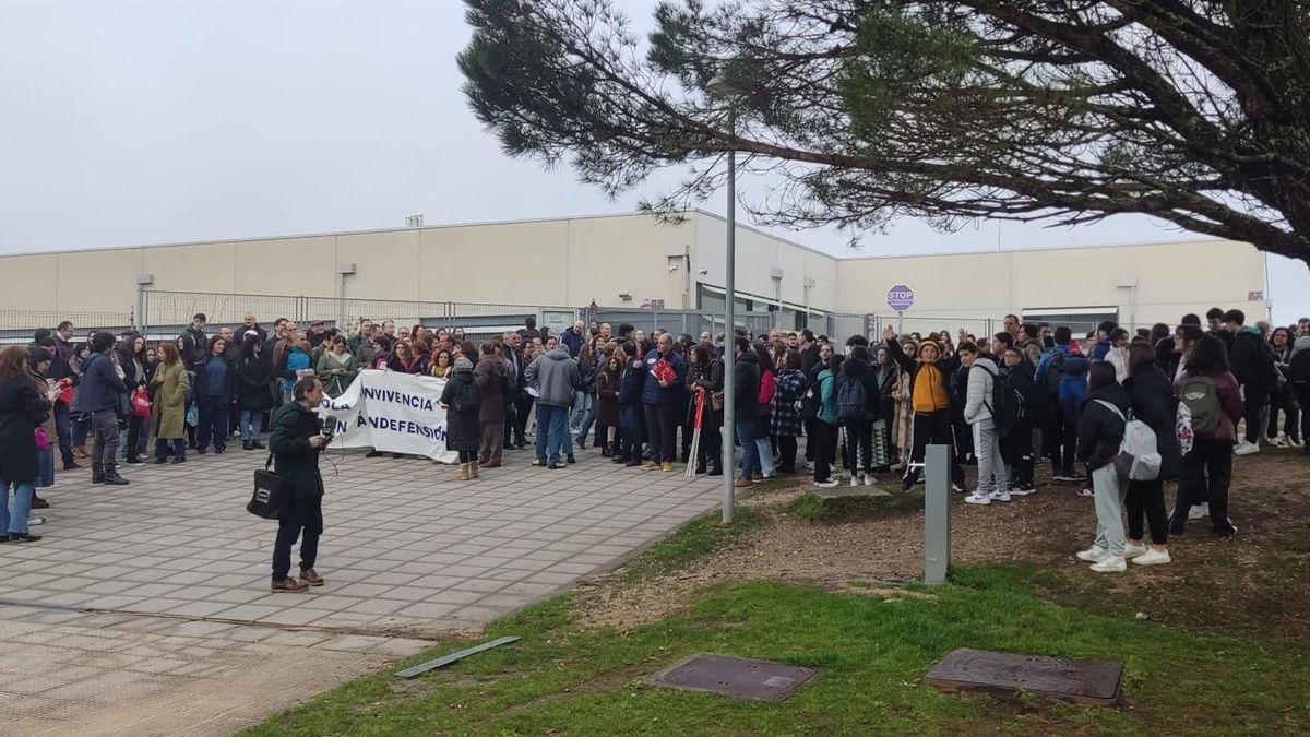 La concentración de este lunes ha estado convocada por los sindicatos CIG, CCOO, UGT y STEG