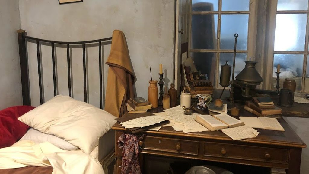 La habitación de la casa donde vivieron, con manuscritos de sus novelas