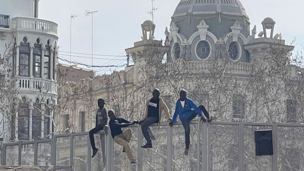Migrantes ofendidos intentan retirar los ninots que representan el drama de la migración en el Ayuntamiento de Valencia