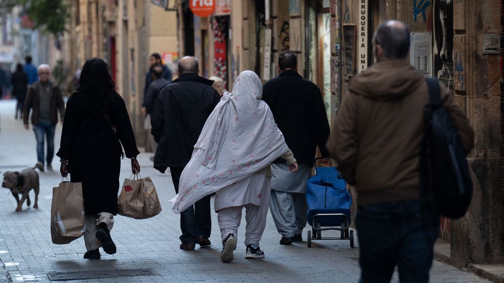 Varias personas caminan por una calle, a 24 de enero de 2024, en Barcelona