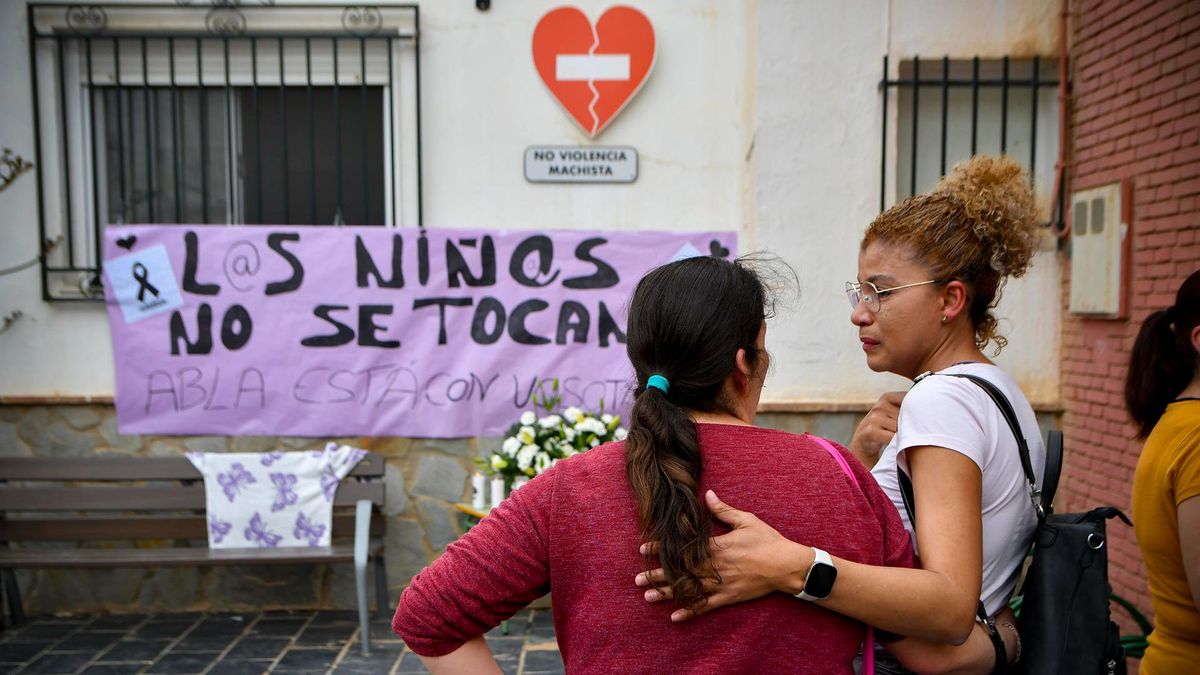 Vecinas de Abla (Almería) colocan flores en la puerta del colegio donde estudiaba una de las niñas presuntamente asesinadas por envenenamiento por su padre